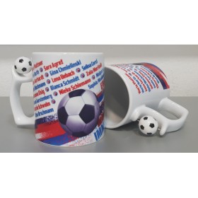 Tasse mit Fußball am Henkel